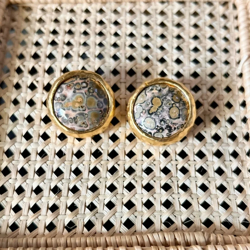 Vntg Kenneth Jay Lane KJL Gold and Black Round Earrings with unique stone center - Picture 2 of 7